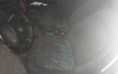 Vyhodené kanistre a poškodené vozidlo